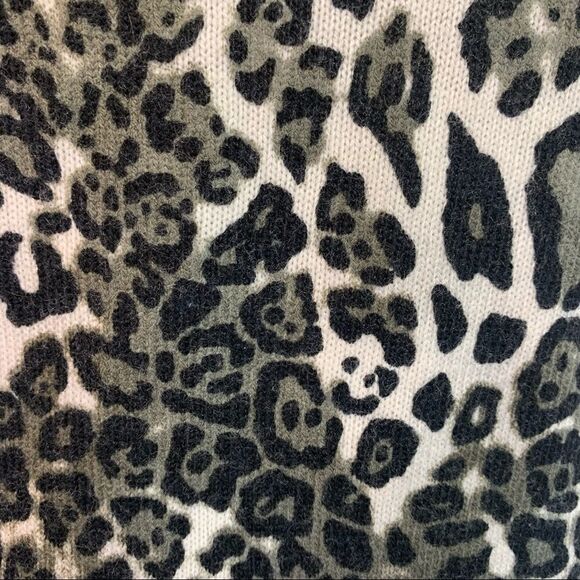 VENUS Green cream keyhole high neck long sleeve leopard cheetah print top size M - Picture 5 of 8